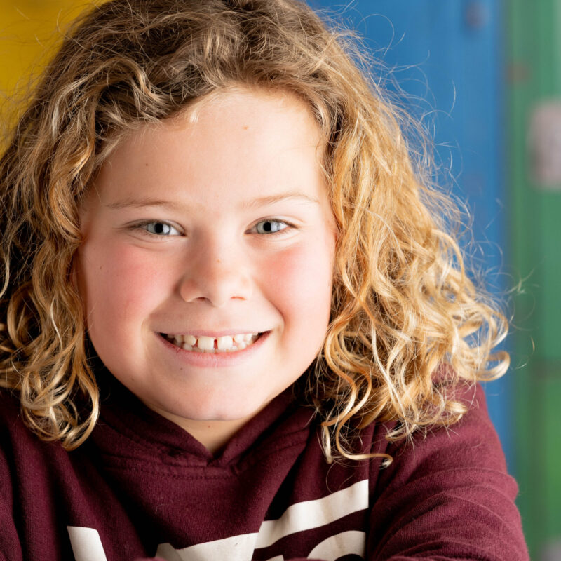 Portrait scolaire enfant heureux Belgique